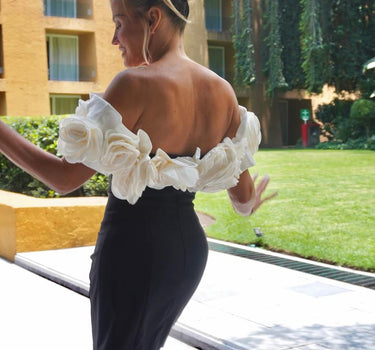 Vestido negro con rosas blancas