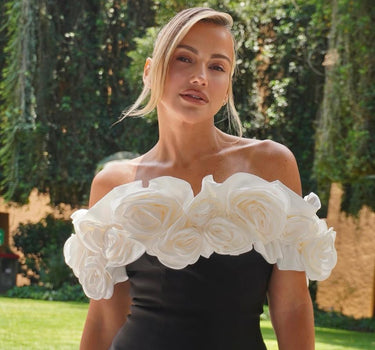 Vestido negro con rosas blancas